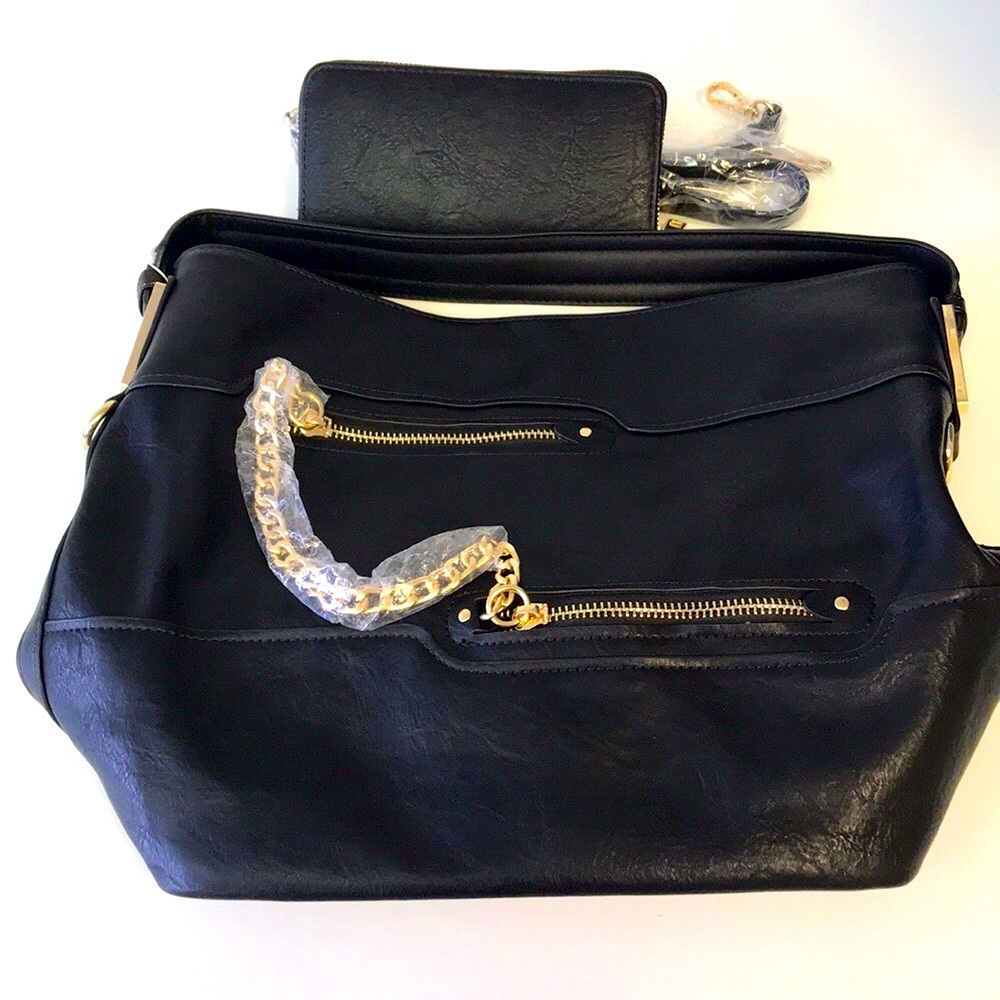 ❌SOLD❌🆕Black V- Design Shoulder/Crossbody Bag